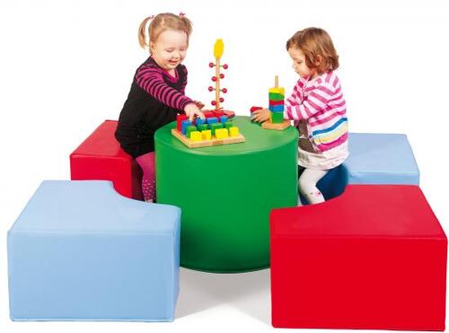 SET TAVOLO ROTONDO E 4 POUF MORBIDI